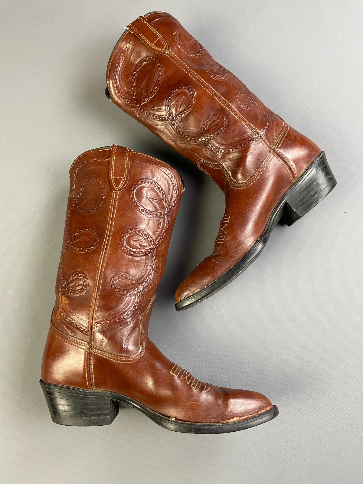 *AS-IS* SUPER DISTRESSED EMBOSSED ROPE DESIGN ALMOND TOE COWBOY BOOTS in BROWN