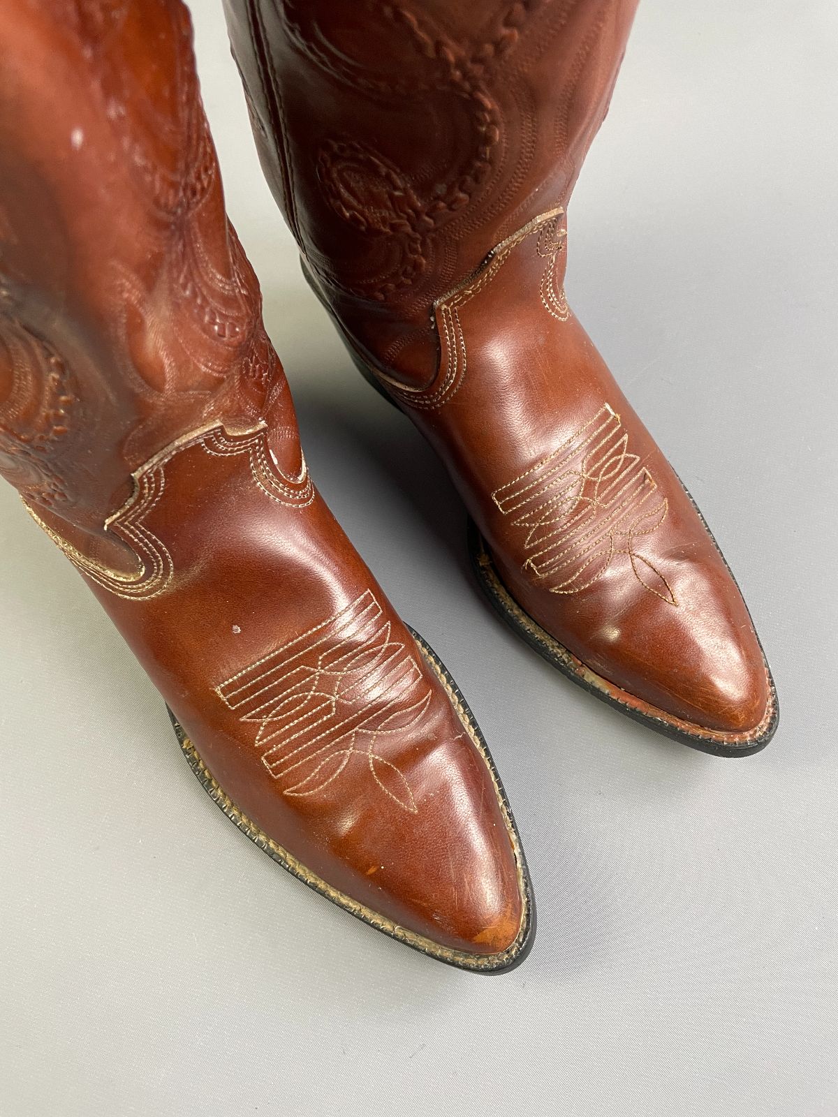 *AS-IS* SUPER DISTRESSED EMBOSSED ROPE DESIGN ALMOND TOE COWBOY BOOTS in BROWN