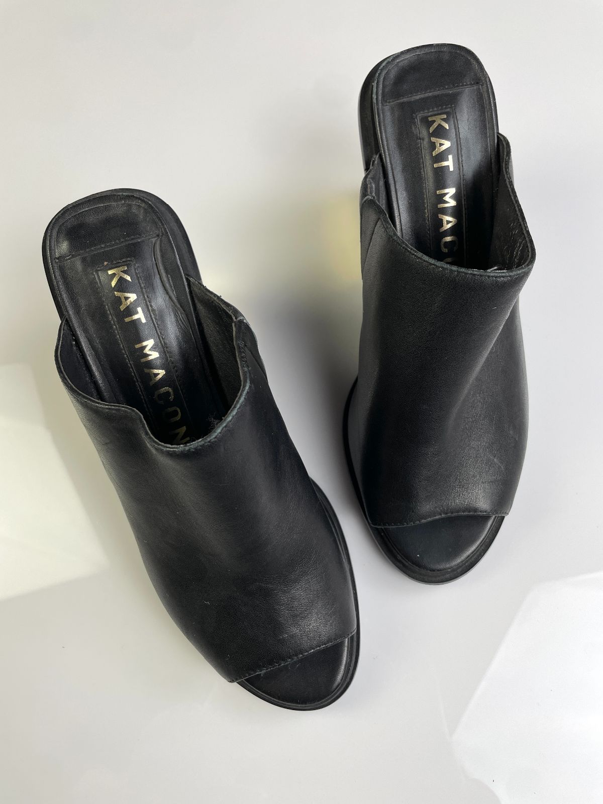 KAT MACONIE GORGEOUS! PEEP TOE CHUNKY GOLD HEEL LEATHER SANDALS in BLACK, GOLD