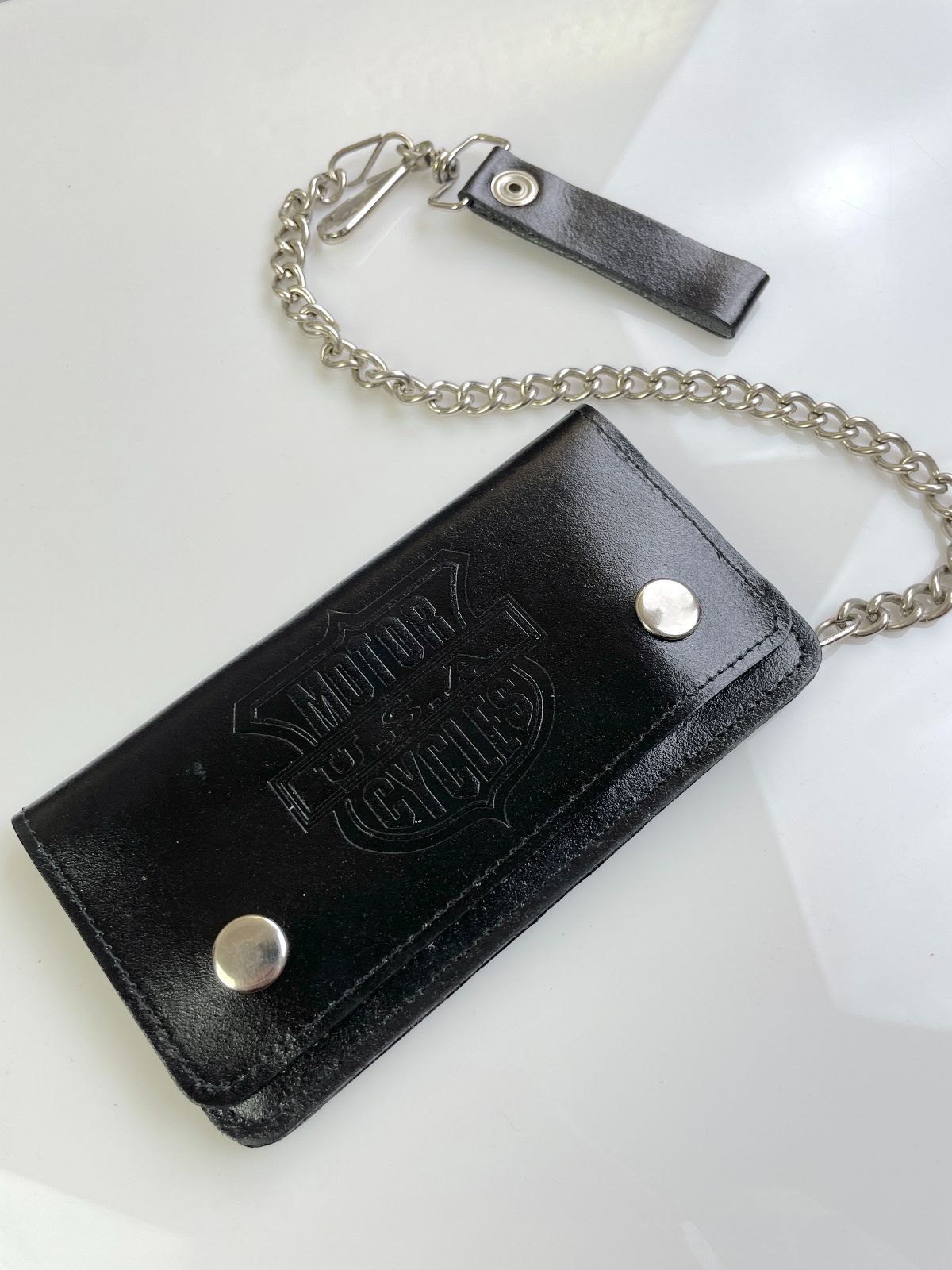 MOTORCYCLES USA LEATHER SHIELD EMBOSSED CHAIN WALLET WITH SNAP BUTTON CLOSURE in BLACK