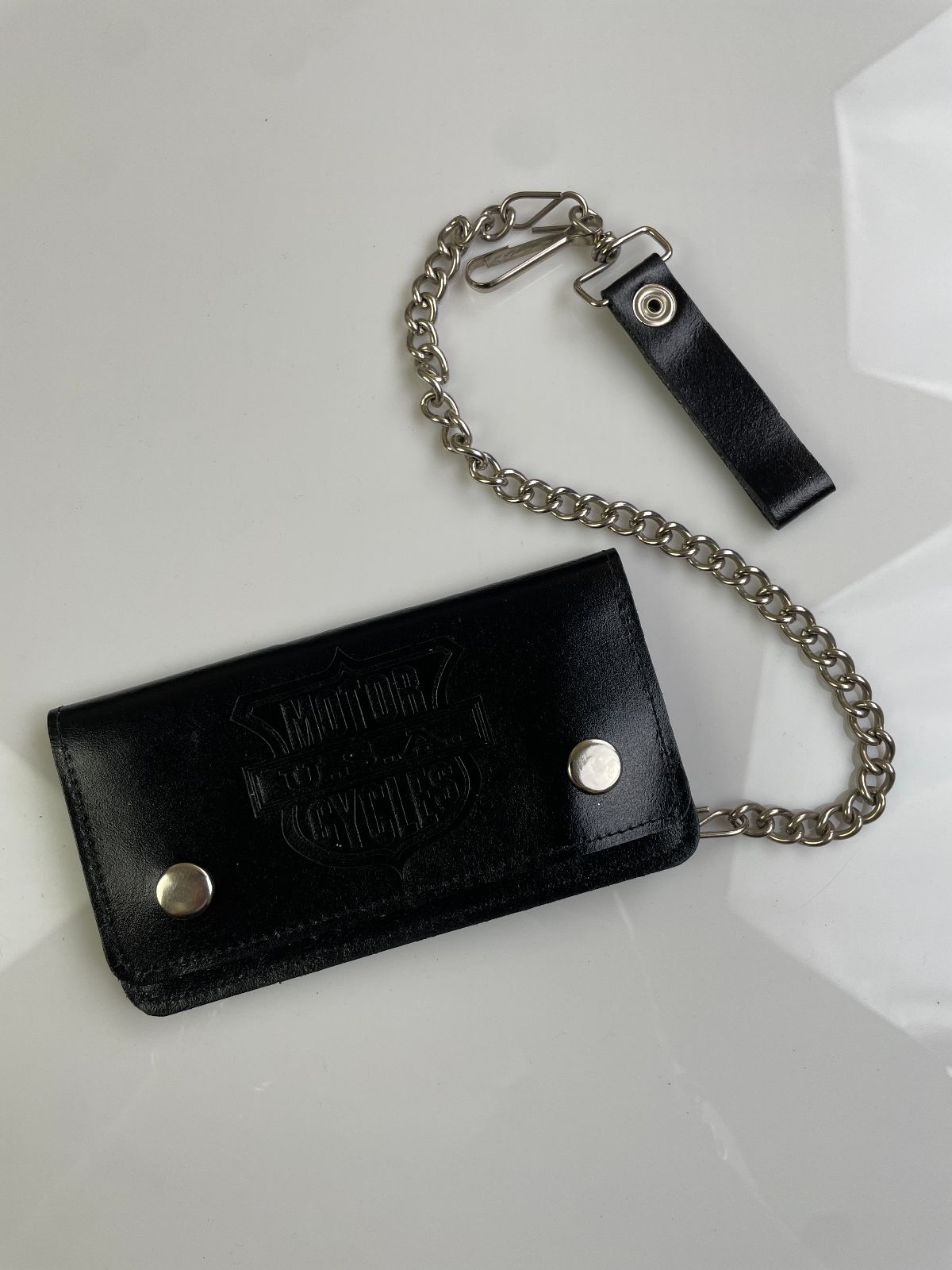MOTORCYCLES USA LEATHER SHIELD EMBOSSED CHAIN WALLET WITH SNAP BUTTON CLOSURE in BLACK