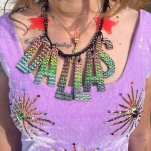 SO CUTE! 1980S-90S DALLAS OVERSIZED LETTERS STAR NECKLACE in BLACK, MULTI