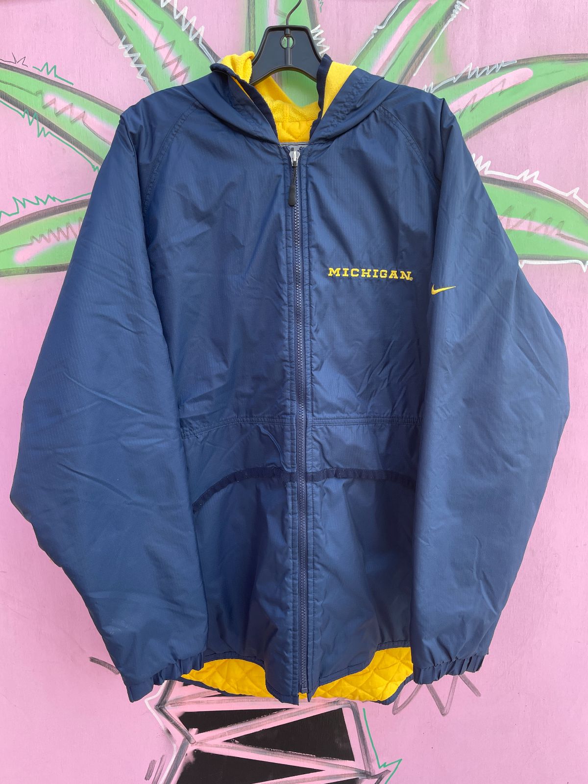 NIKE 1990S | Y2K UNIVERSITY OF MICHIGAN ZIP FRONT NYLON INSULATED PARKA JACKET WITH HOOD in NAVY BLUE, YELLOW