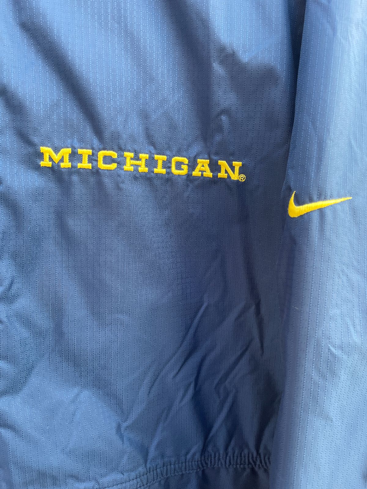NIKE 1990S | Y2K UNIVERSITY OF MICHIGAN ZIP FRONT NYLON INSULATED PARKA JACKET WITH HOOD in NAVY BLUE, YELLOW