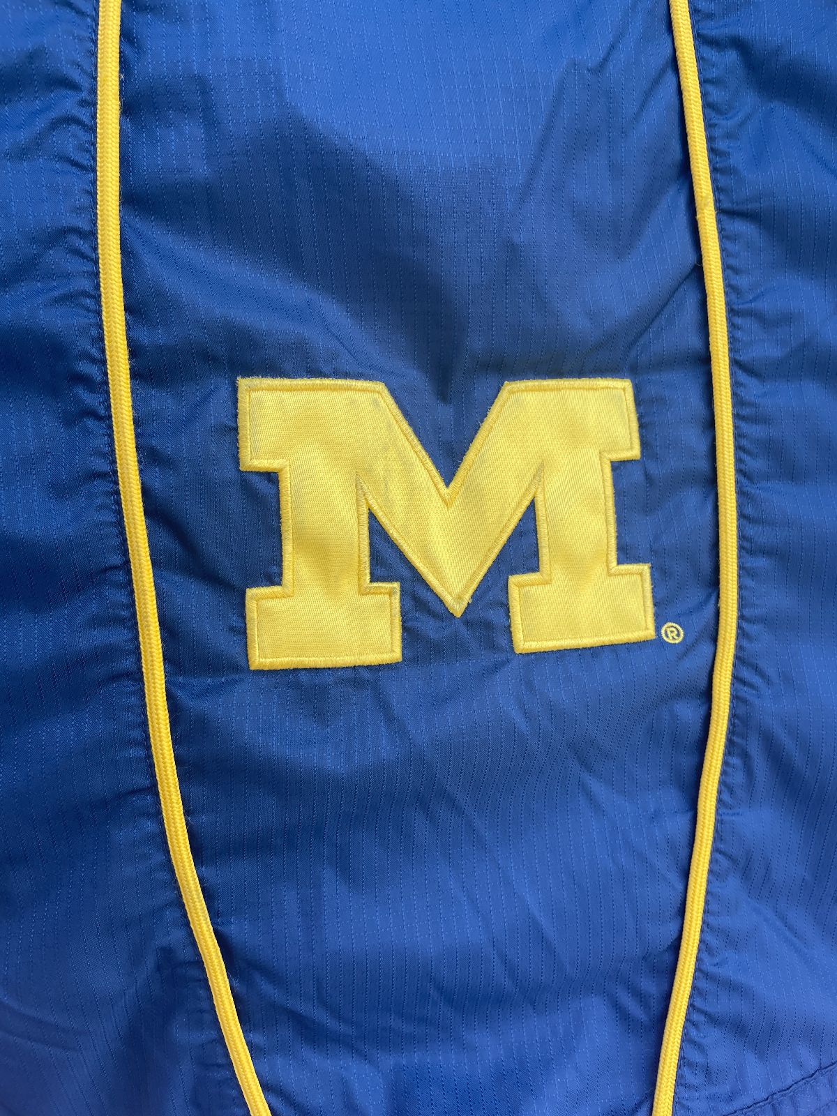 NIKE 1990S | Y2K UNIVERSITY OF MICHIGAN ZIP FRONT NYLON INSULATED PARKA JACKET WITH HOOD in NAVY BLUE, YELLOW