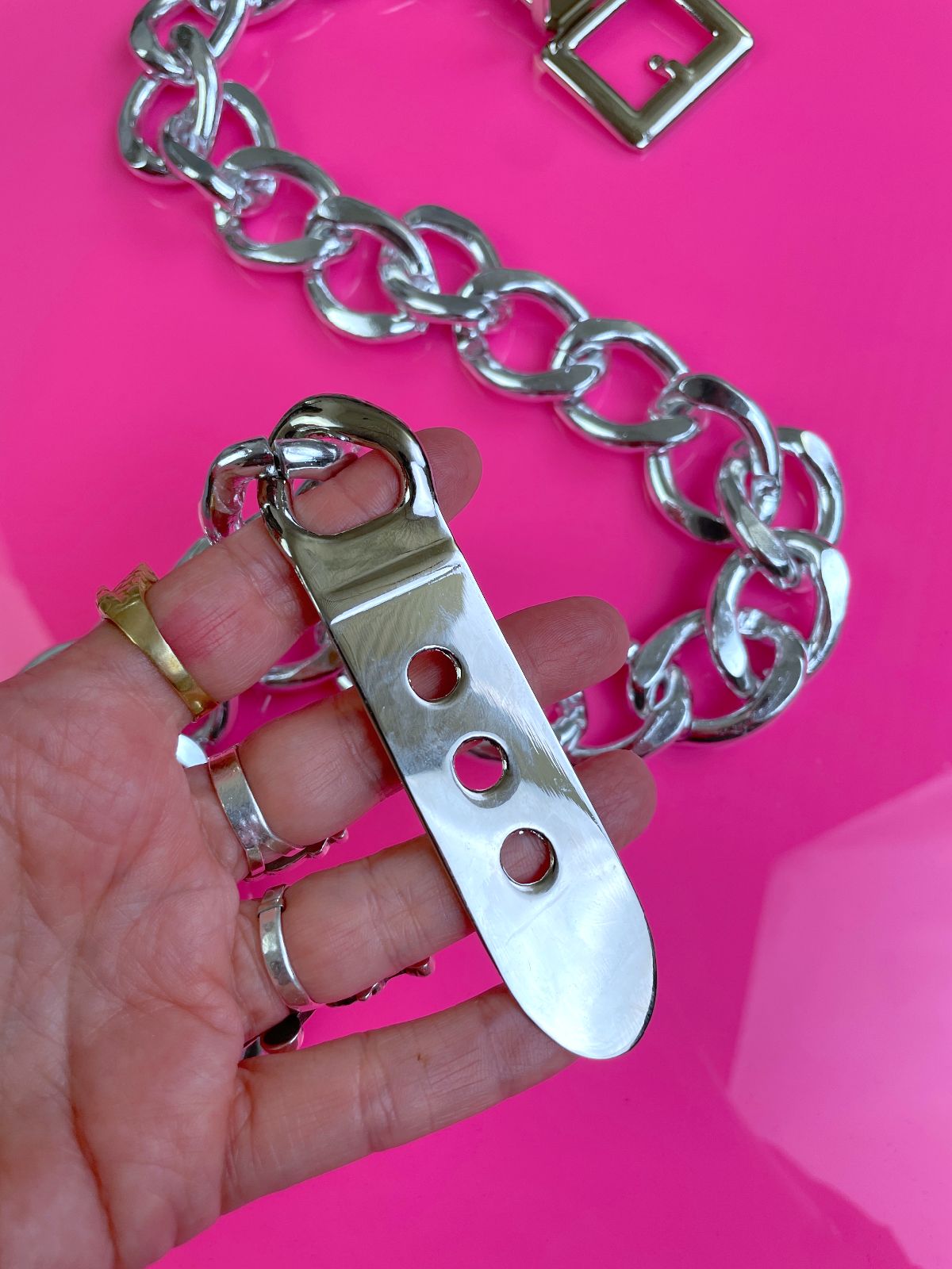 JENNIFER & COMPANY FUN! HIGH POLISHED HEAVY, CHUNKY CHAIN LINK BELT, CLASSIC BELT STYLE CLOSURE in SILVER