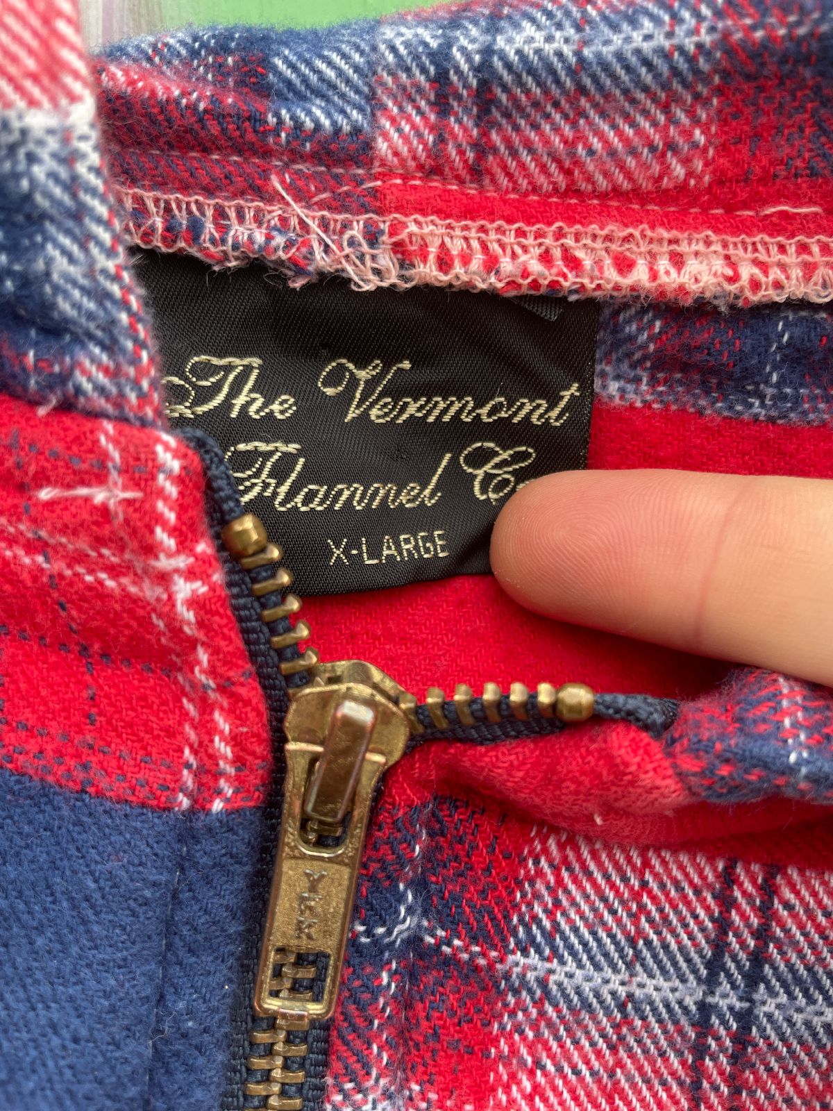 THE VERMONT FLANNEL CO 1990S PATCHWORK PLAID ZIPUP HOODED JACKET in RED, BLUE, WHITE