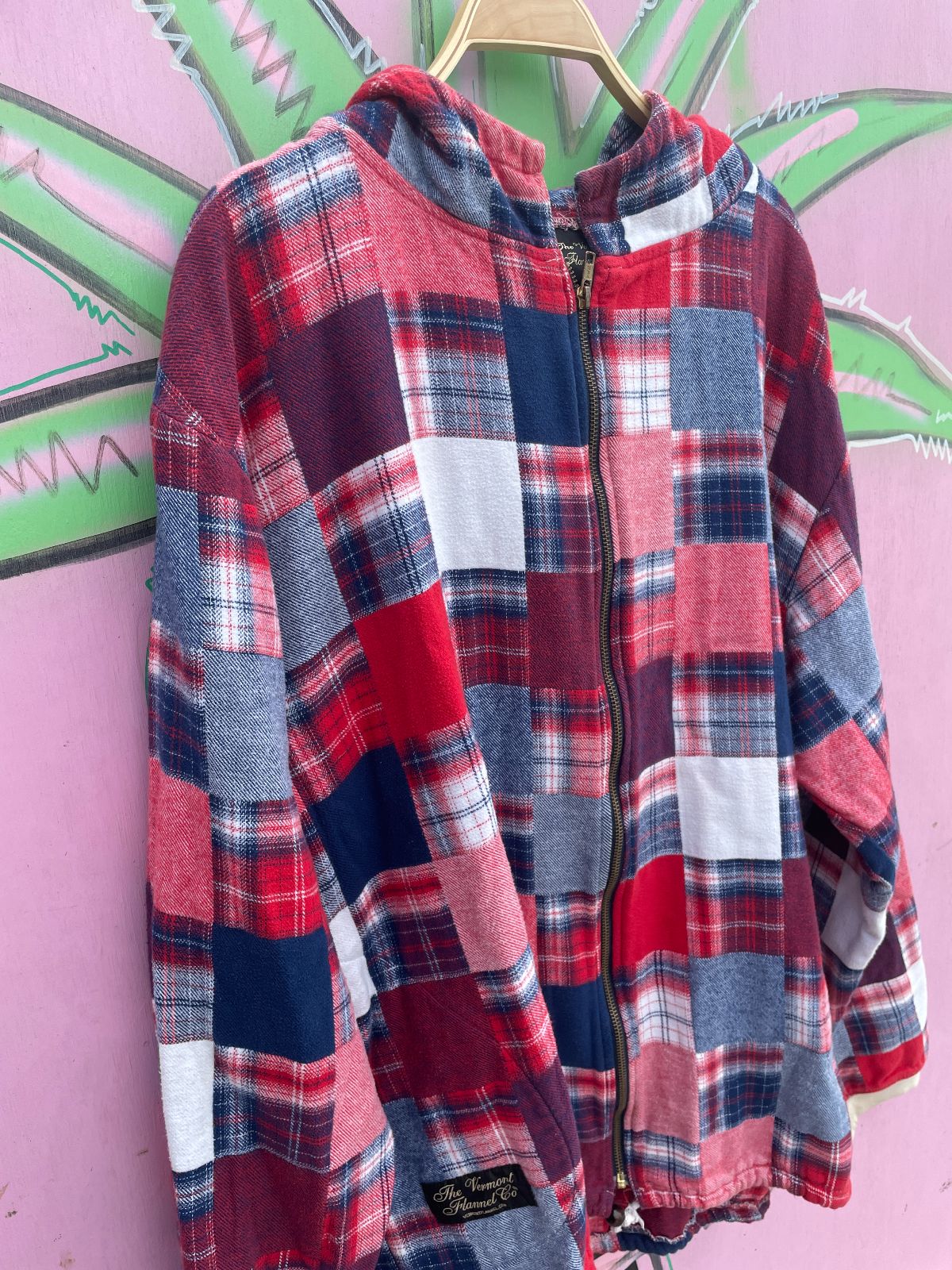 THE VERMONT FLANNEL CO 1990S PATCHWORK PLAID ZIPUP HOODED JACKET in RED, BLUE, WHITE