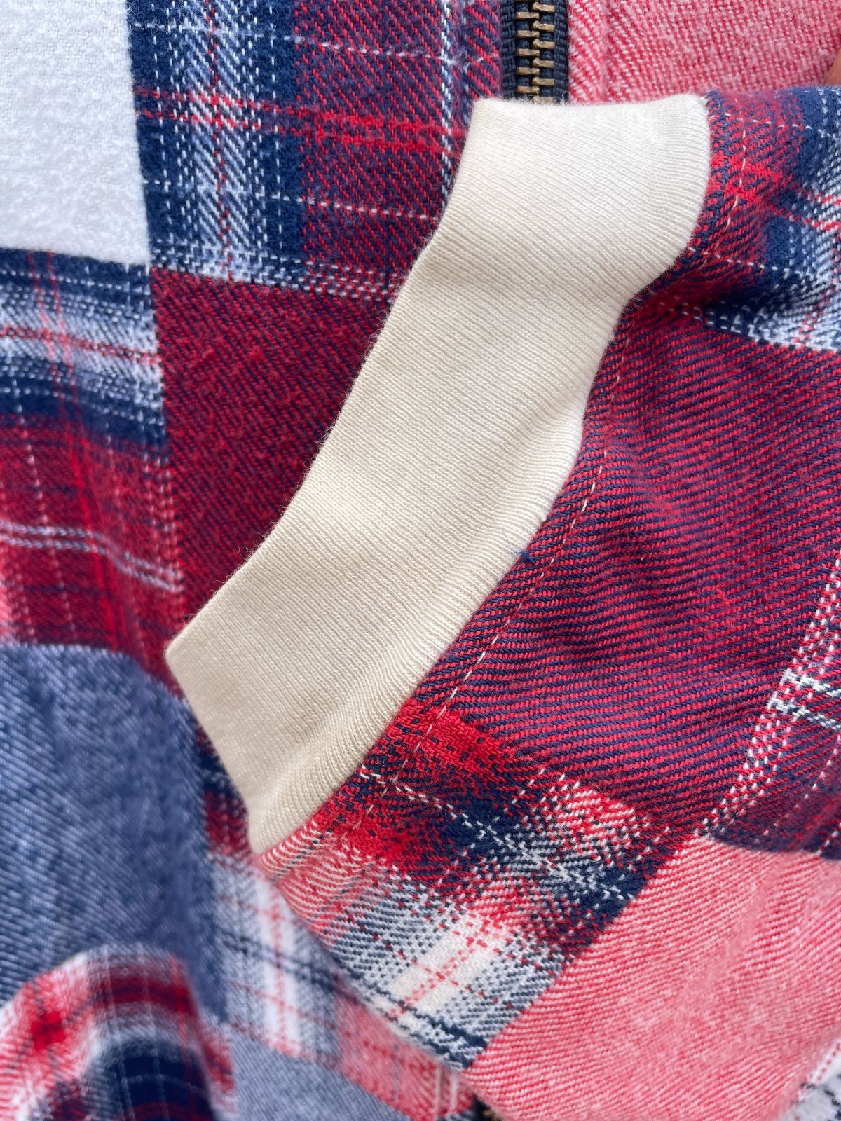 THE VERMONT FLANNEL CO 1990S PATCHWORK PLAID ZIPUP HOODED JACKET in RED, BLUE, WHITE