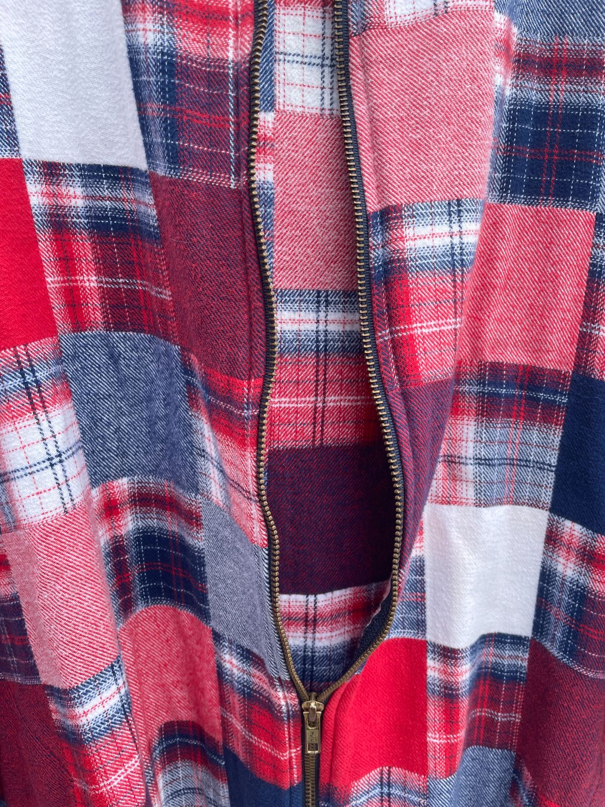 THE VERMONT FLANNEL CO 1990S PATCHWORK PLAID ZIPUP HOODED JACKET in RED, BLUE, WHITE