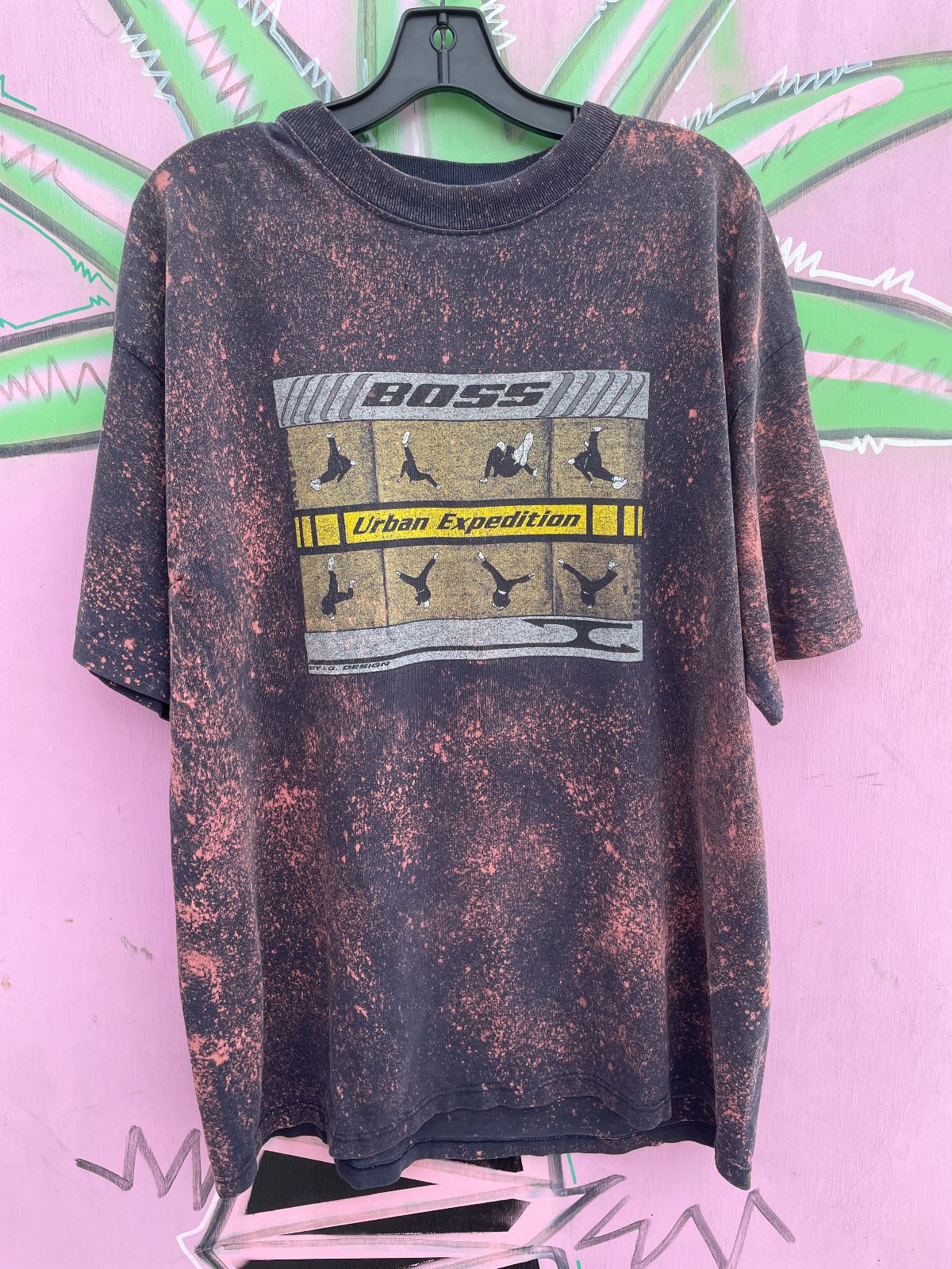 BOSS BLEACH SPLATTERED BOSS URBAN EXPEDITION BREAKDANCING GRAPHIC SINGLE STITCH T-SHIRT in BLACK, PINK