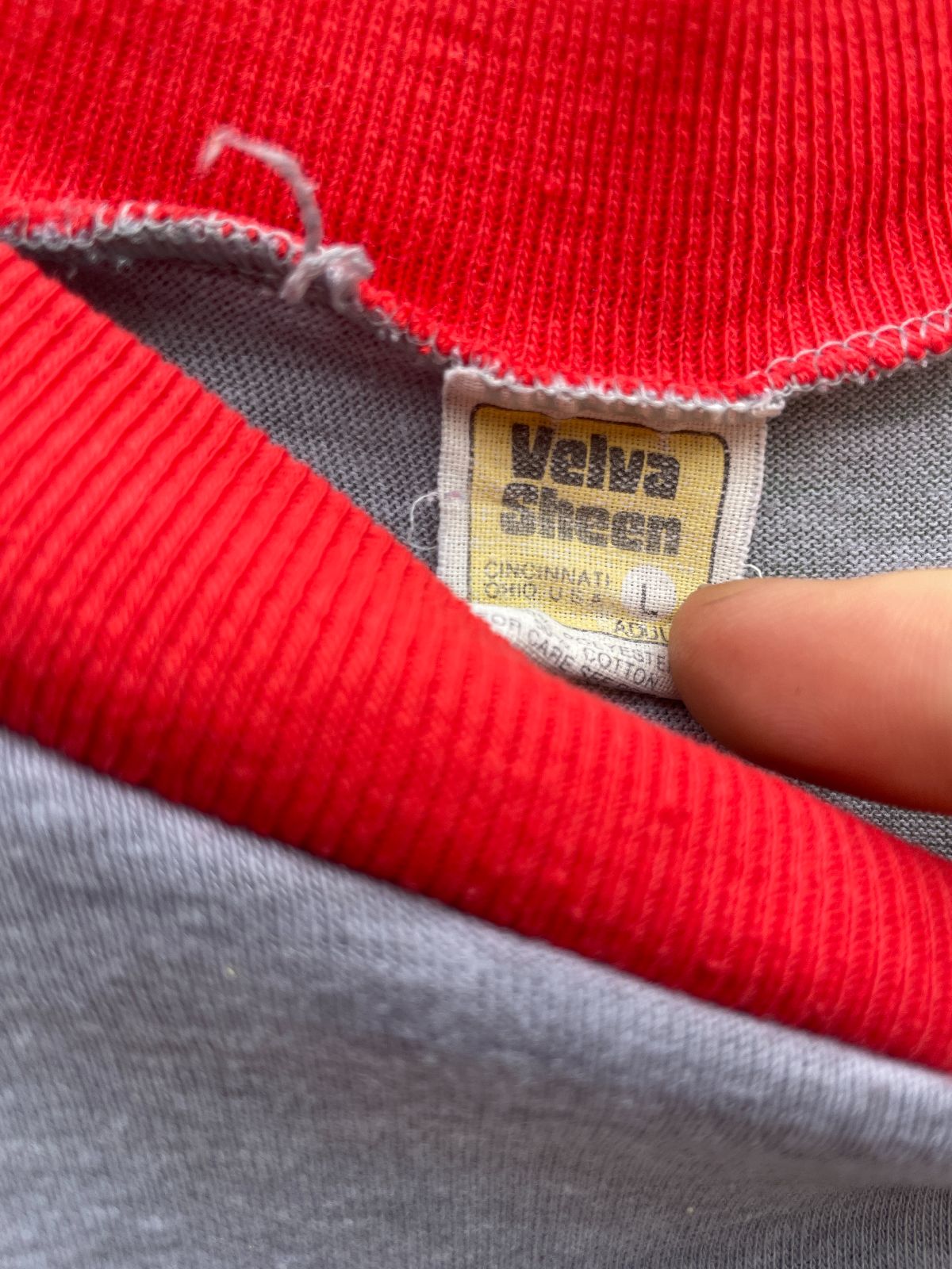 VELVA SHEEN 1980S OKLAHOMA SOONERS LOGO THREE STRIPE SINGLE STITCH RINGER TEE in GREY, RED