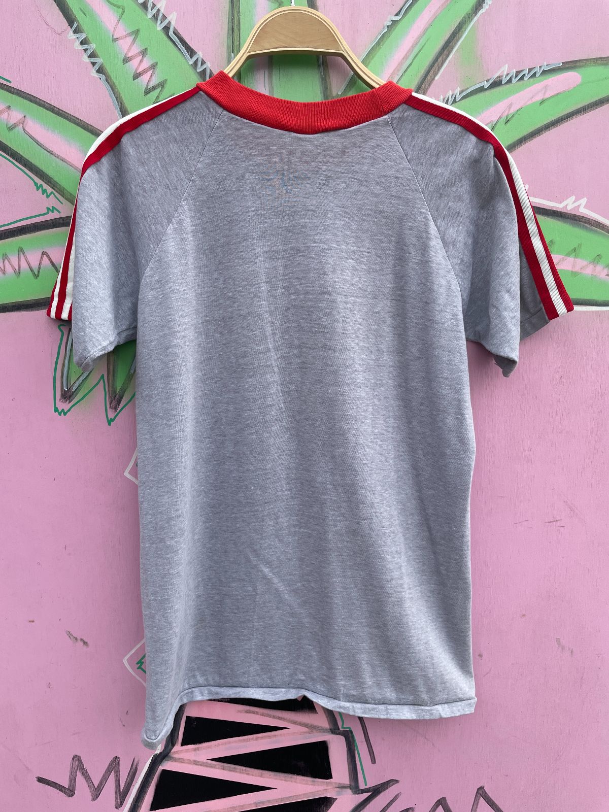 VELVA SHEEN 1980S OKLAHOMA SOONERS LOGO THREE STRIPE SINGLE STITCH RINGER TEE in GREY, RED