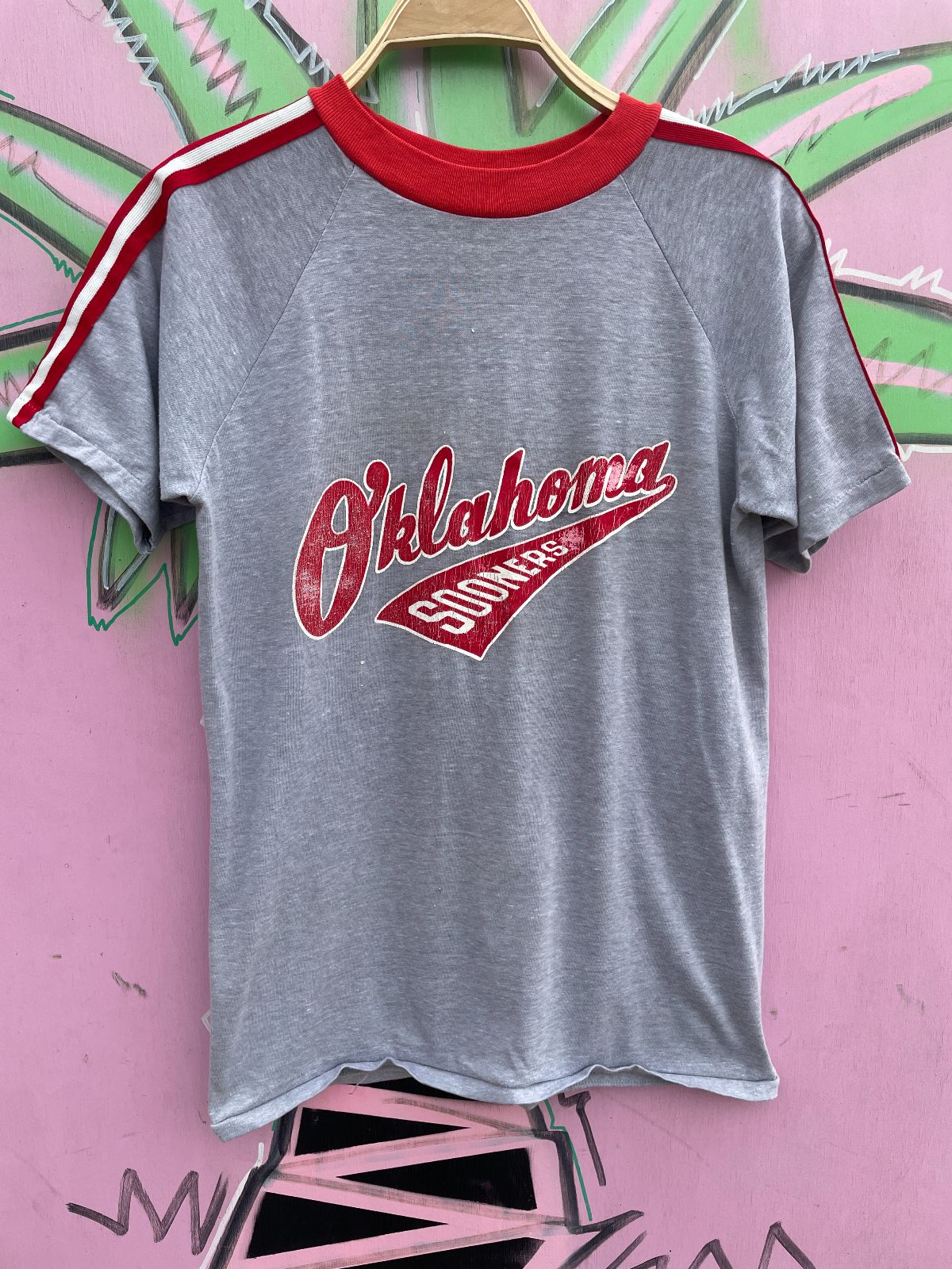 VELVA SHEEN 1980S OKLAHOMA SOONERS LOGO THREE STRIPE SINGLE STITCH RINGER TEE in GREY, RED