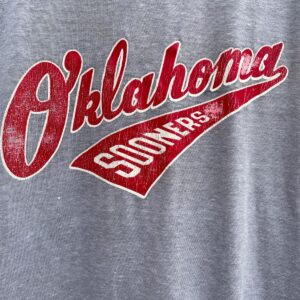 VELVA SHEEN 1980S OKLAHOMA SOONERS LOGO THREE STRIPE SINGLE STITCH RINGER TEE in GREY, RED
