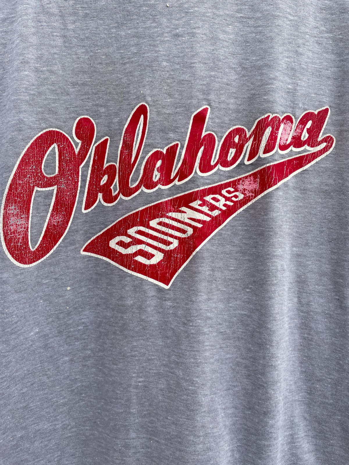 VELVA SHEEN 1980S OKLAHOMA SOONERS LOGO THREE STRIPE SINGLE STITCH RINGER TEE in GREY, RED
