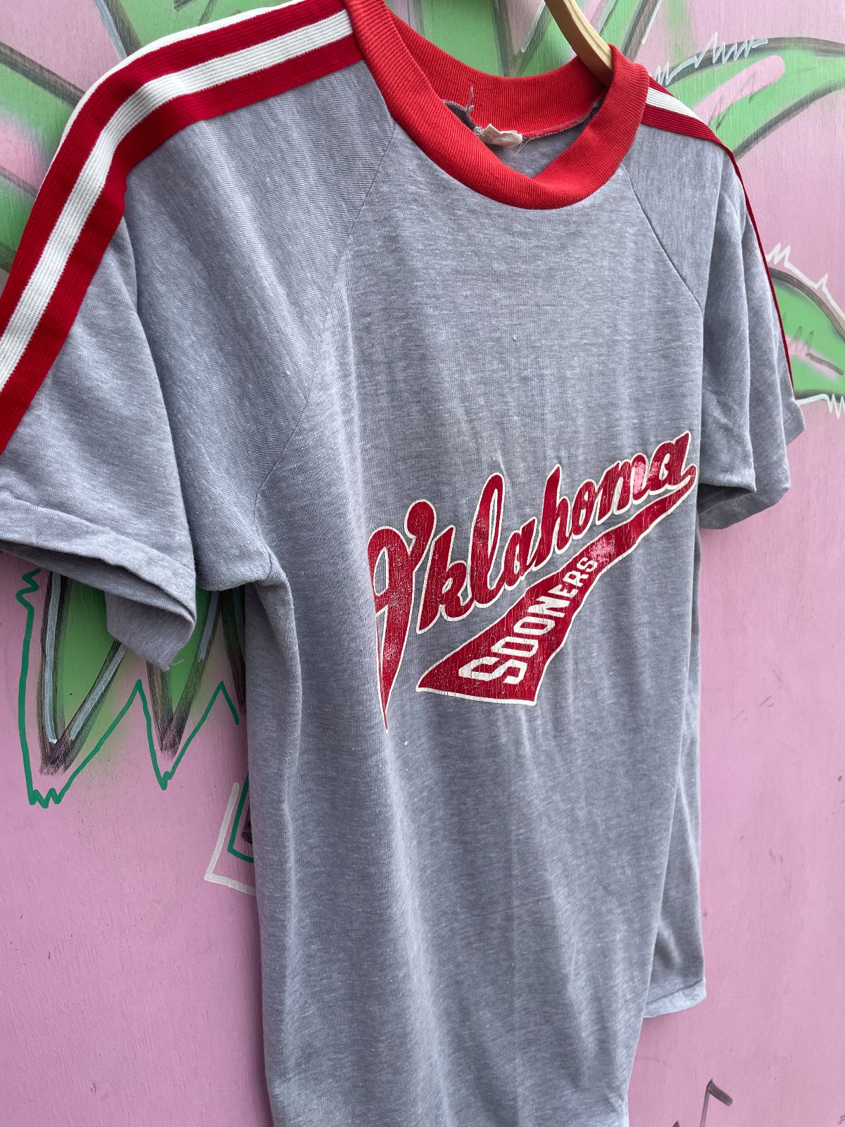 VELVA SHEEN 1980S OKLAHOMA SOONERS LOGO THREE STRIPE SINGLE STITCH RINGER TEE in GREY, RED
