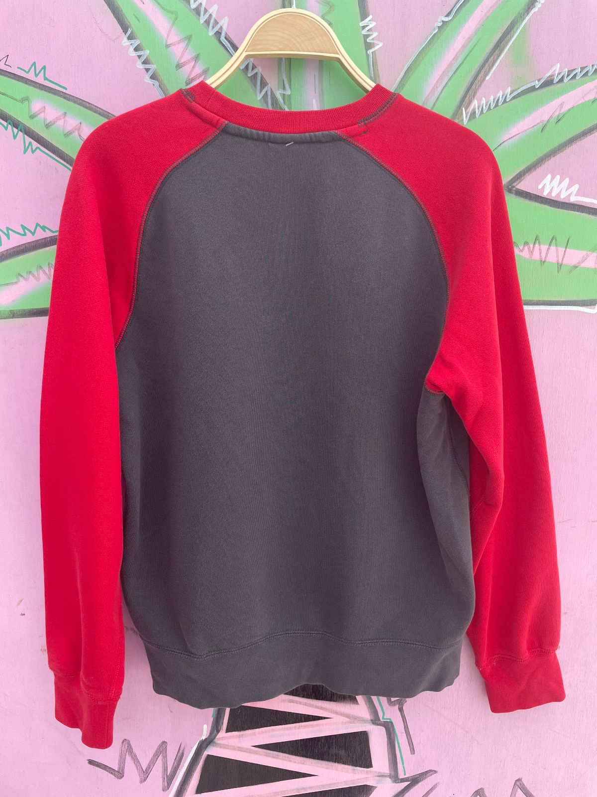 NIKE CLASSIC NIKE FRONT LOGO 2-TONE RAGLAN SWEATSHIRT in RED, GREY