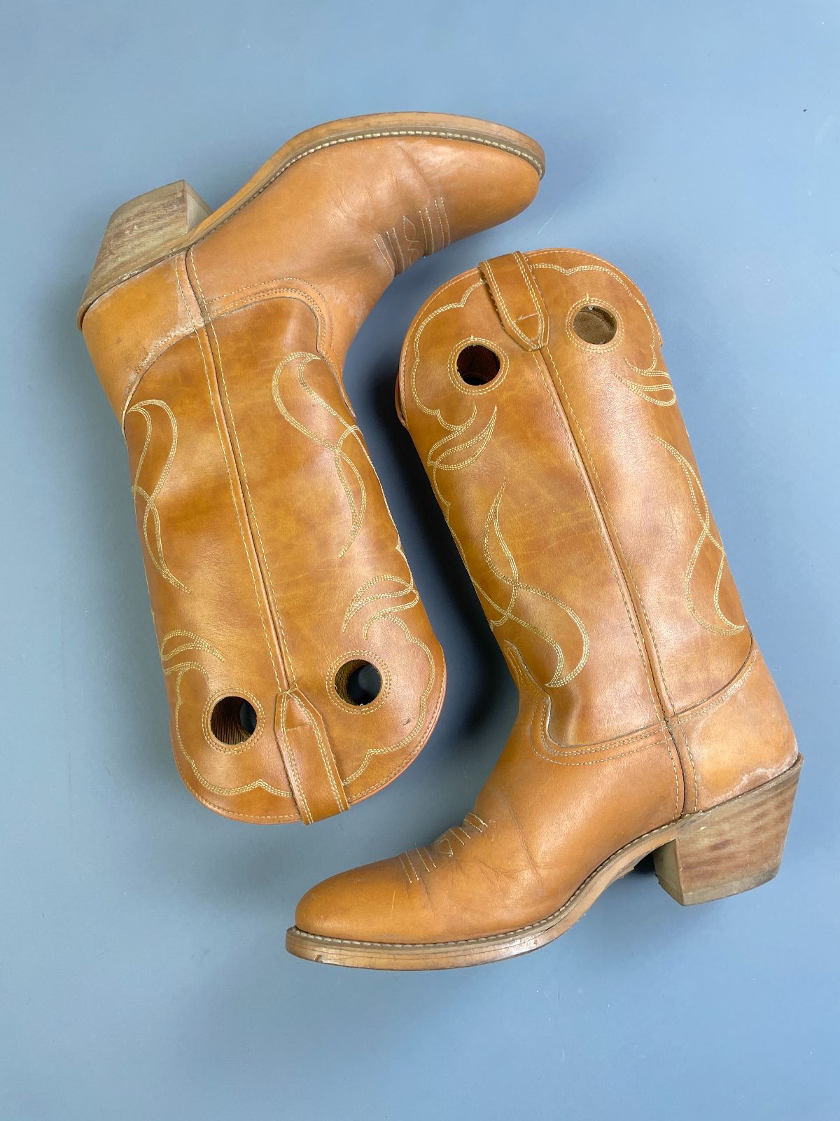 ACME MADE IN USA TAN LEATHER CIRCLE CUT-OUT PULL-ON WESTERN COWBOY BOOTS in TAN