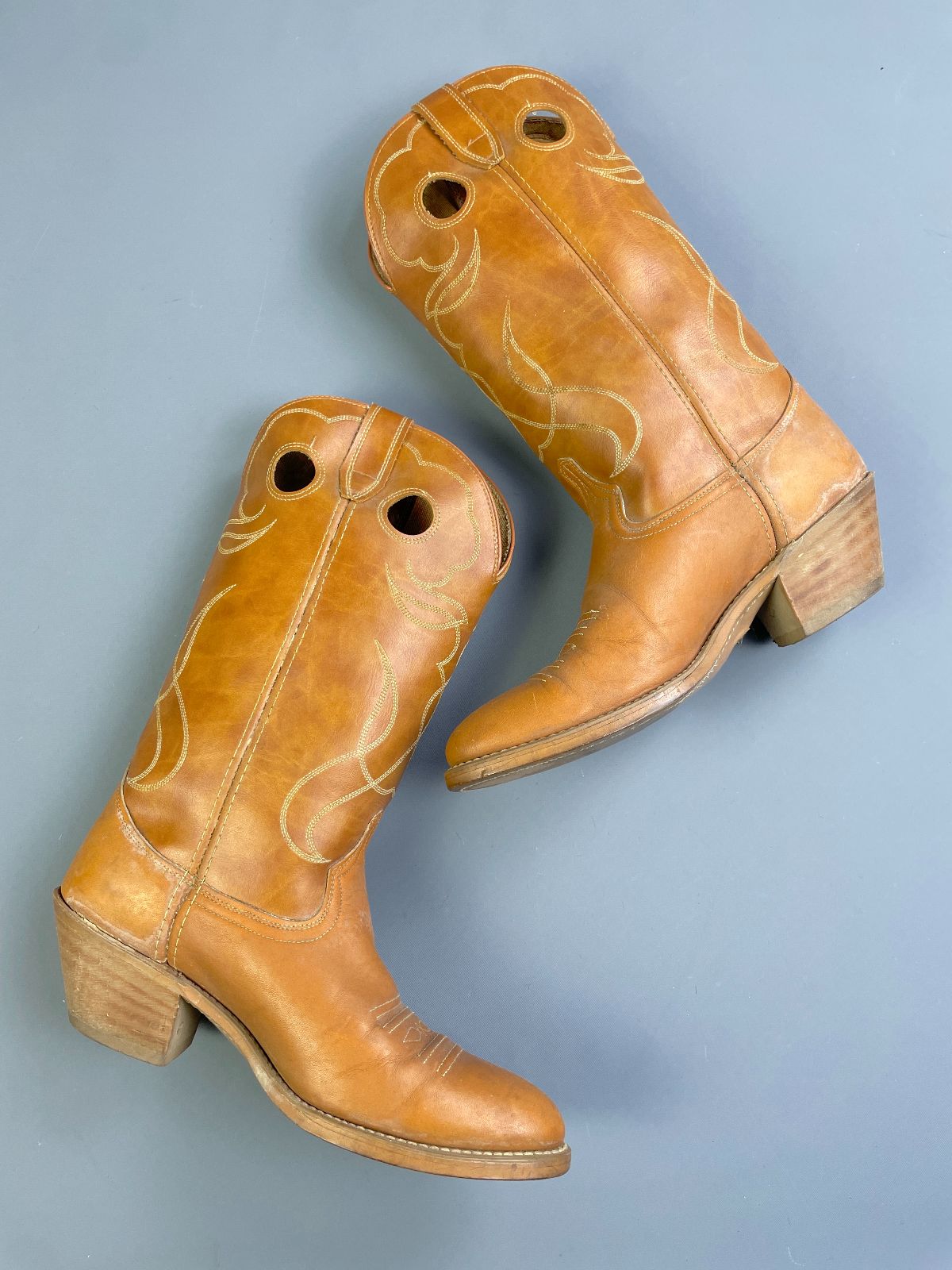 ACME MADE IN USA TAN LEATHER CIRCLE CUT-OUT PULL-ON WESTERN COWBOY BOOTS in TAN