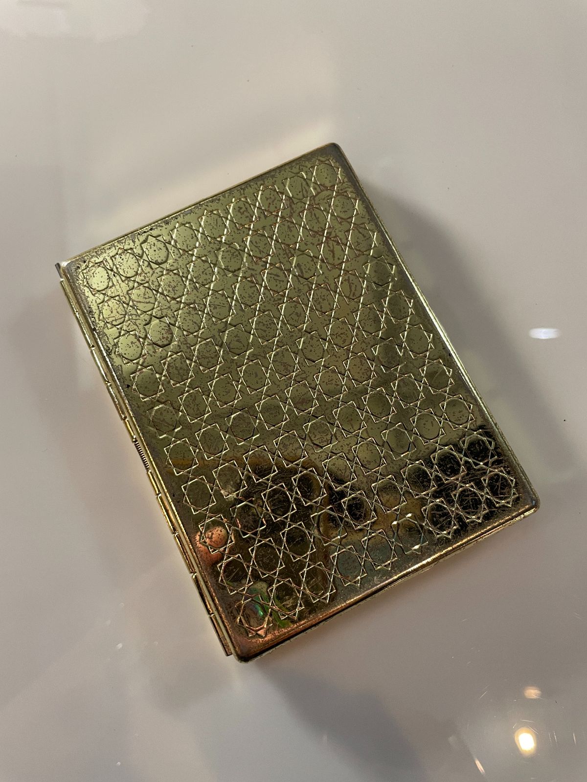 CUTE GOLD PLATED ORNATE FRAME DESIGN CIGARETTE CASE in GOLD