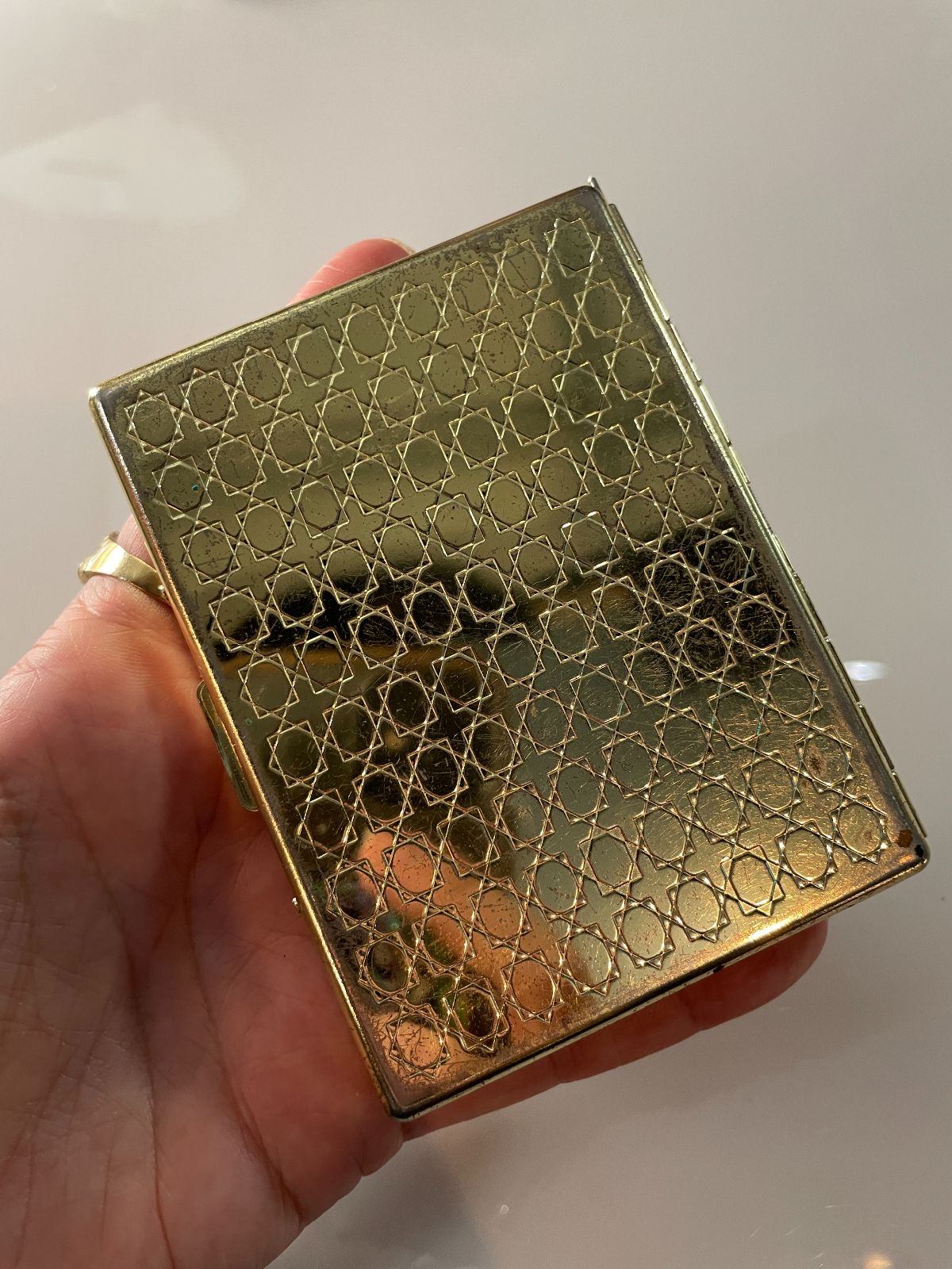 CUTE GOLD PLATED ORNATE FRAME DESIGN CIGARETTE CASE in GOLD