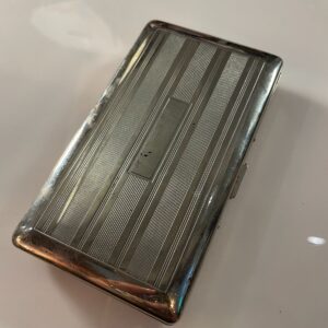1960S LARGE SHINY SILVER LINED DESIGN CIGARETTE CASE in SILVER