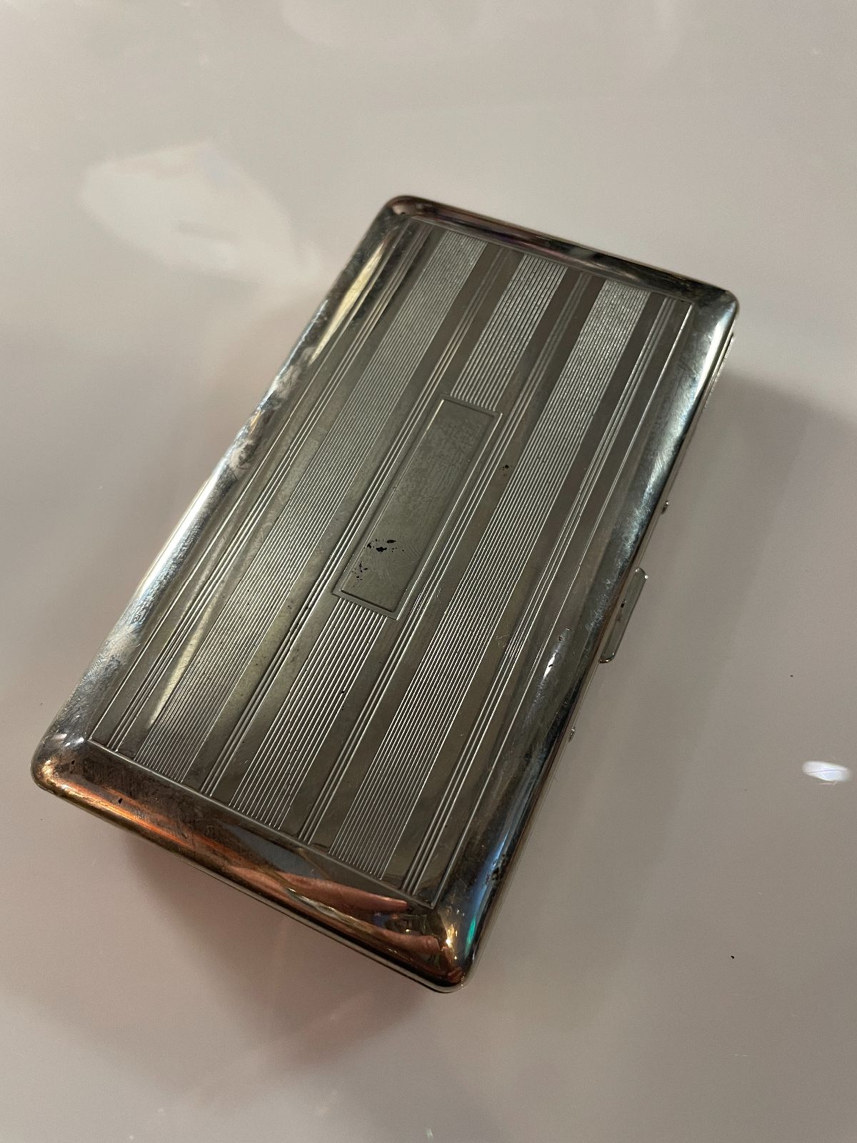 1960S LARGE SHINY SILVER LINED DESIGN CIGARETTE CASE in SILVER