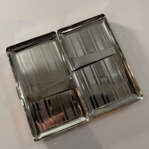 1960S LARGE SHINY SILVER LINED DESIGN CIGARETTE CASE in SILVER