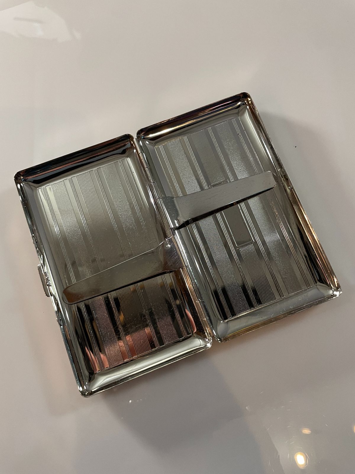 1960S LARGE SHINY SILVER LINED DESIGN CIGARETTE CASE in SILVER