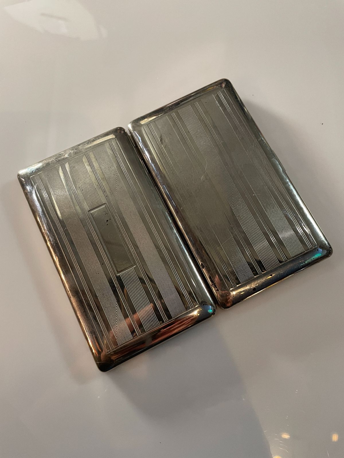 1960S LARGE SHINY SILVER LINED DESIGN CIGARETTE CASE in SILVER