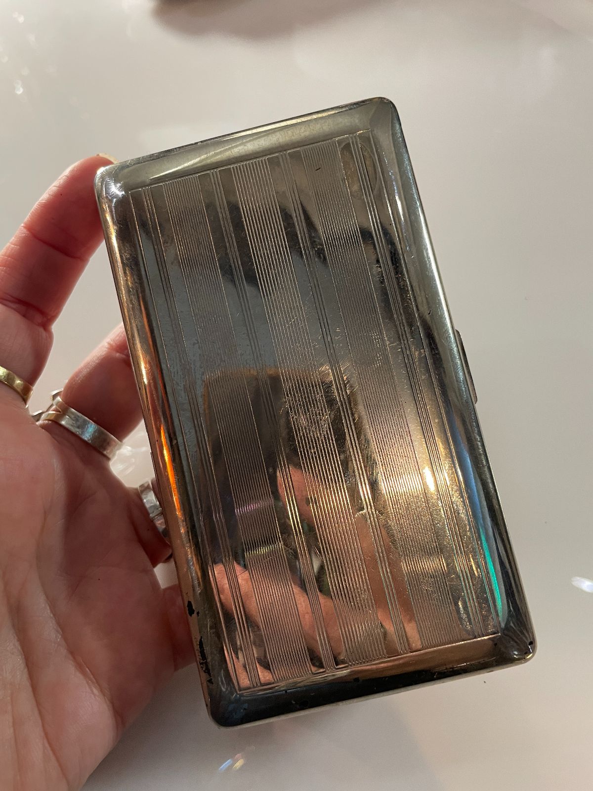 1960S LARGE SHINY SILVER LINED DESIGN CIGARETTE CASE in SILVER
