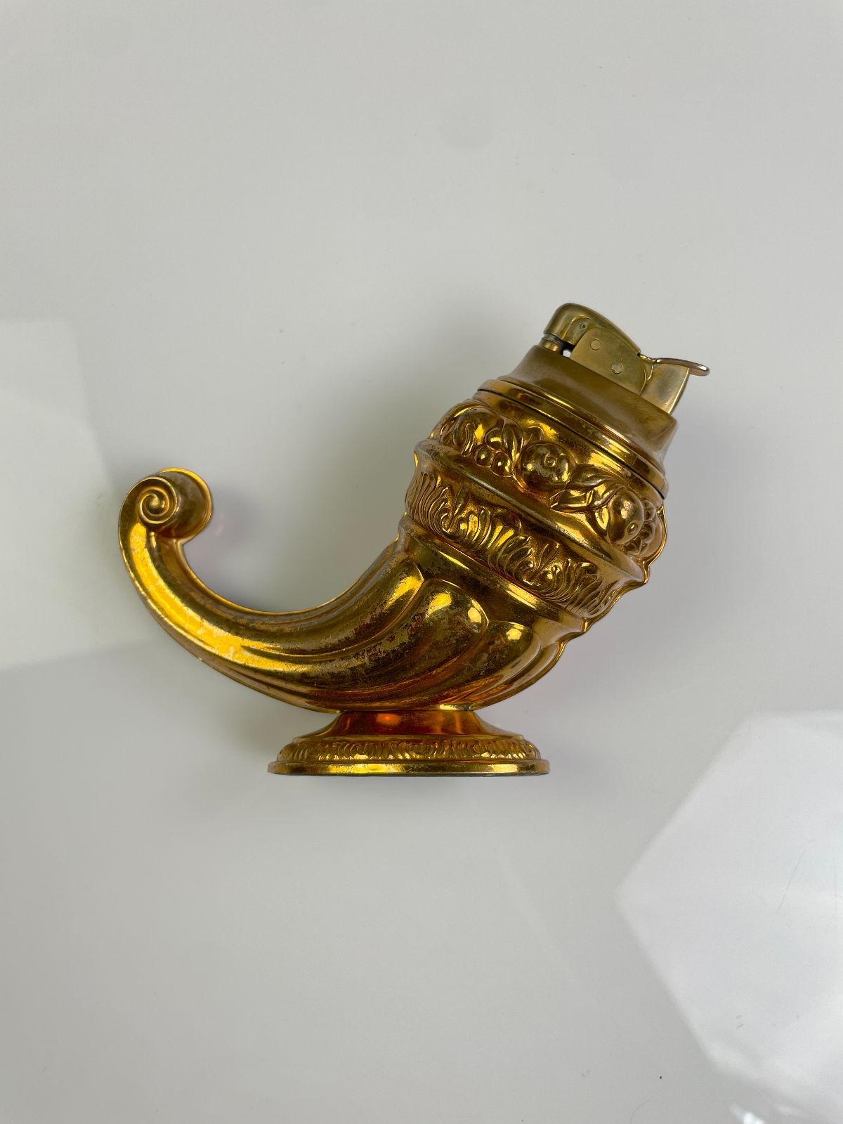 VINTAGE MOULDED BRASS DECORATIVE POWDER HORN TABLE TOP LIGHTER HOME DECOR in GOLD