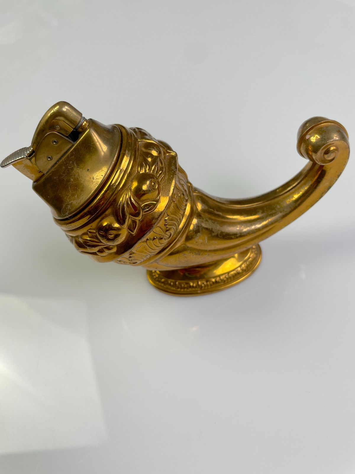 VINTAGE MOULDED BRASS DECORATIVE POWDER HORN TABLE TOP LIGHTER HOME DECOR in GOLD