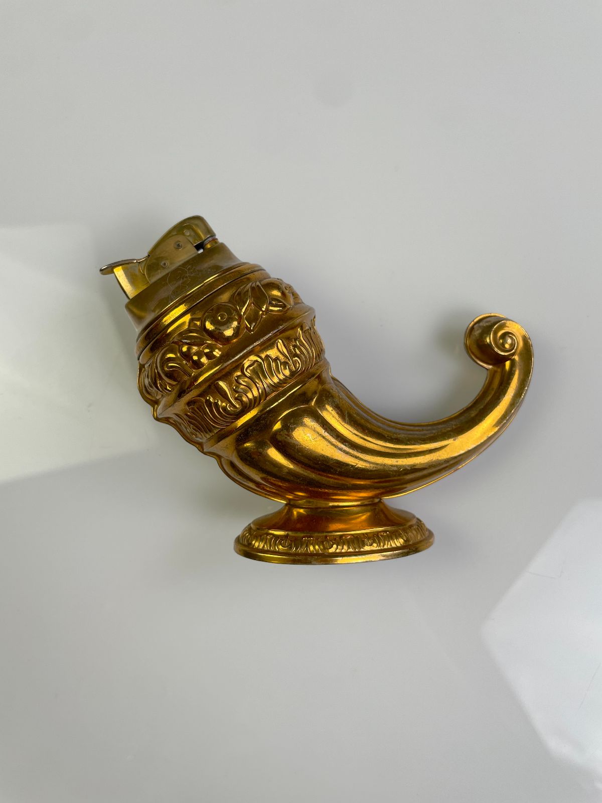 VINTAGE MOULDED BRASS DECORATIVE POWDER HORN TABLE TOP LIGHTER HOME DECOR in GOLD