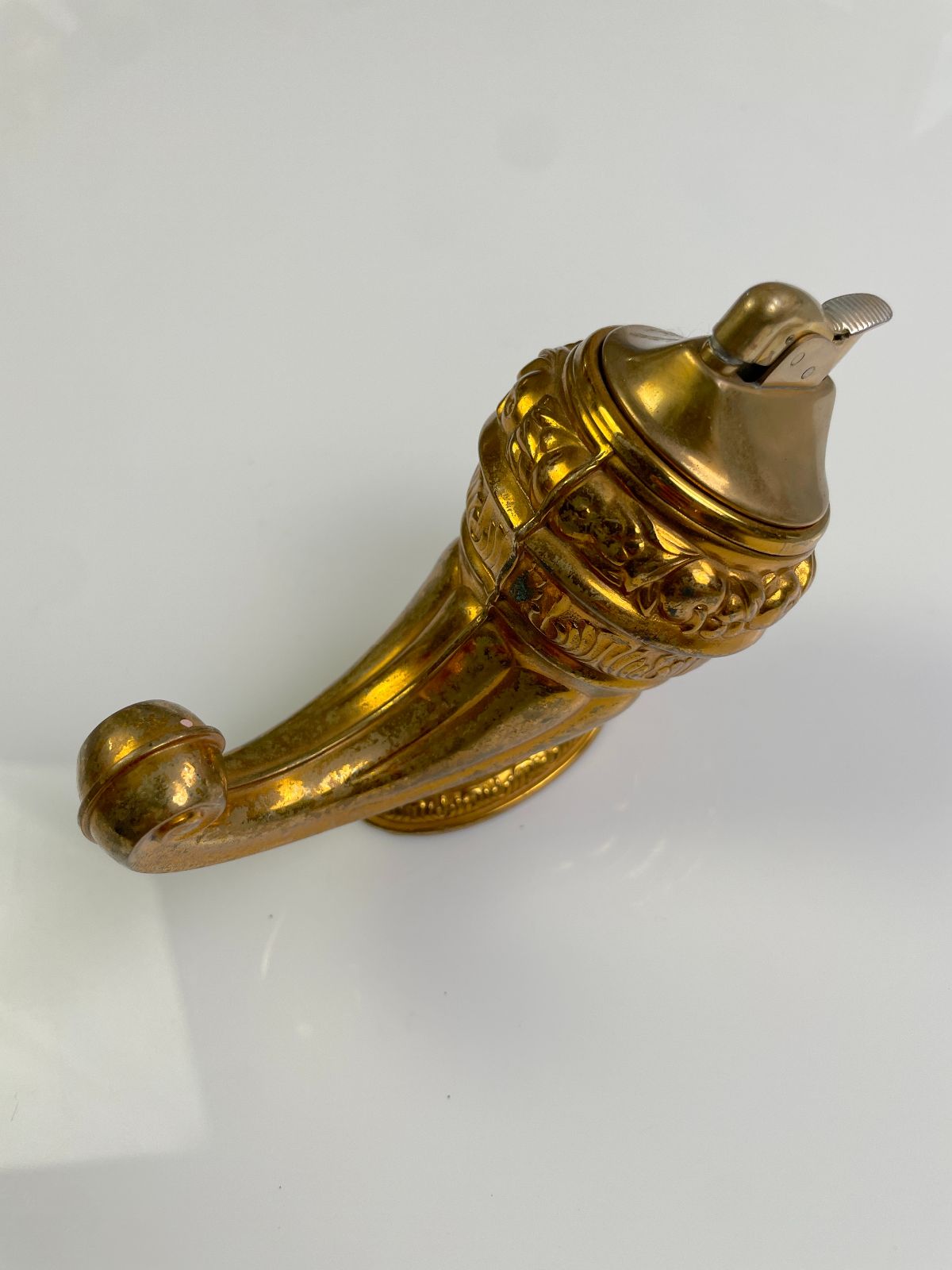VINTAGE MOULDED BRASS DECORATIVE POWDER HORN TABLE TOP LIGHTER HOME DECOR in GOLD