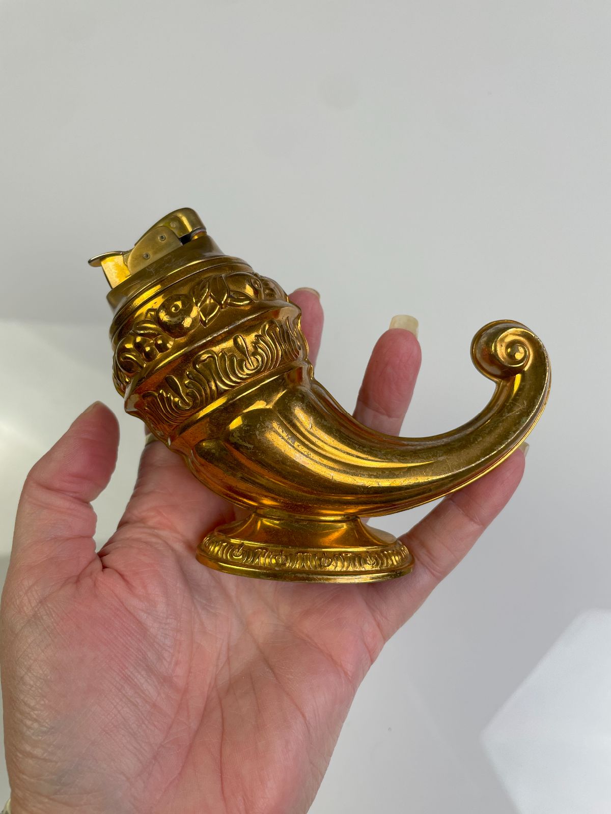 VINTAGE MOULDED BRASS DECORATIVE POWDER HORN TABLE TOP LIGHTER HOME DECOR in GOLD
