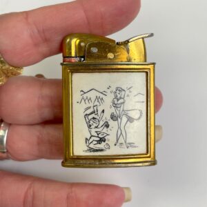 1950S FUNNY PIN-UP CARTOON ILLUSTRATED RIBBED BRASS REFILLABLE LIGHTER in GOLD, WHITE, BLACK