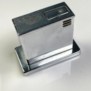 *AS-IS* 1960S MID CENTURY MODERN CHROME ENGRAVED PATTERN TABLE TOP REFILLABLE LIGHTER, FELT BASE in SILVER