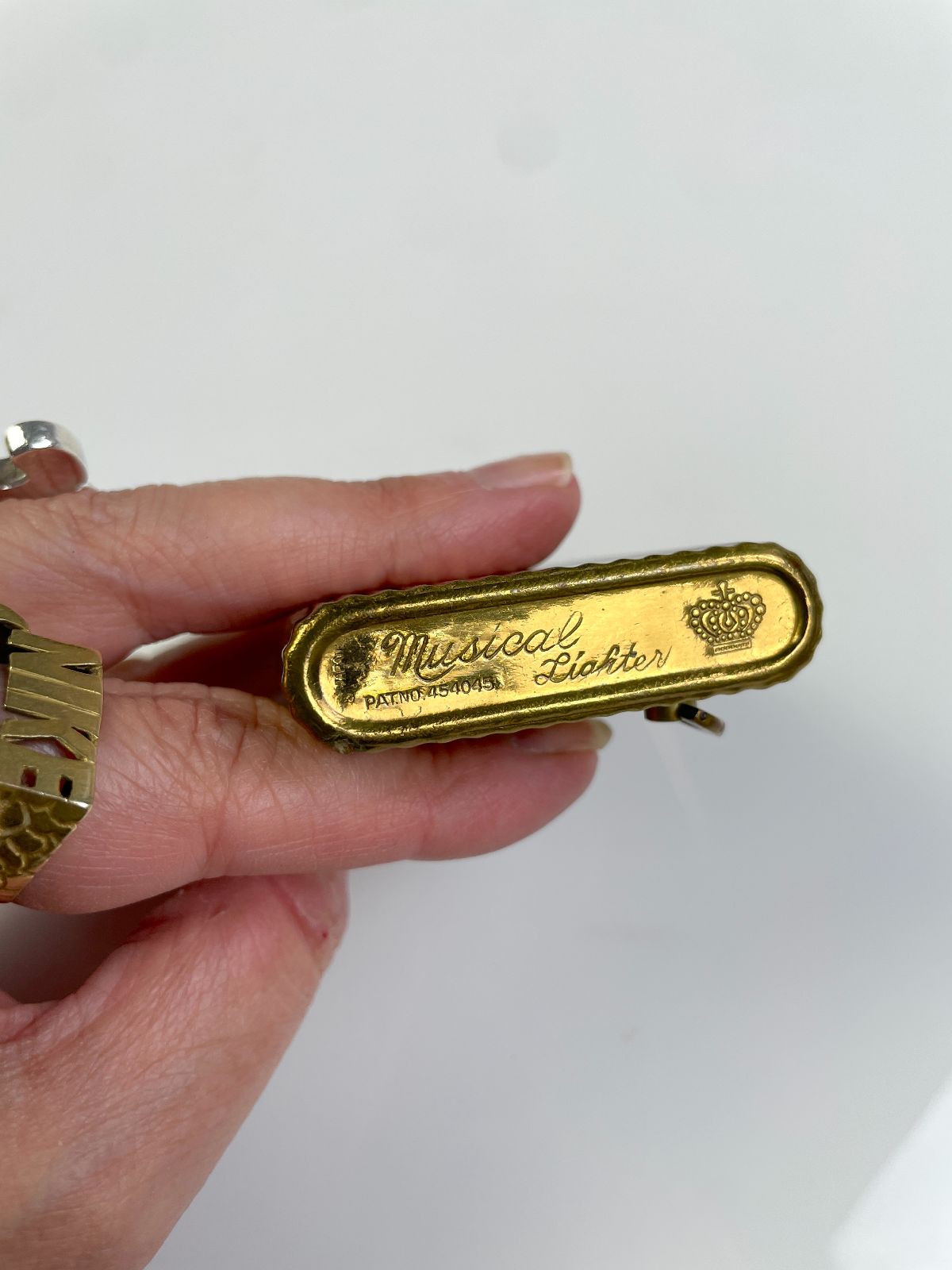SO COOL! 1960S RIBBED BRASS REFILLABLE LIGHTER MUSICAL LIGHTER WINDUP MUSIC MECHANISM in GOLD