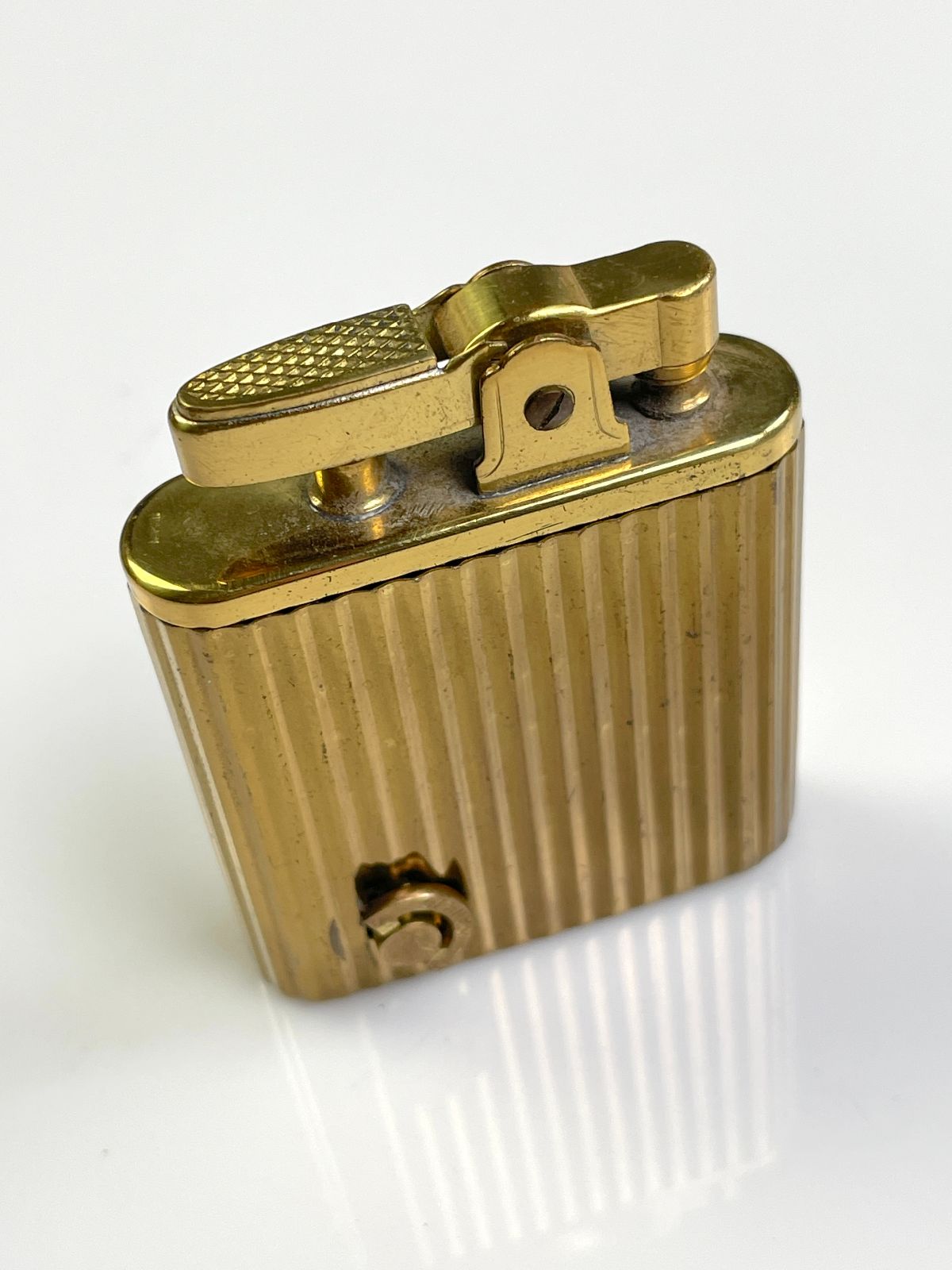SO COOL! 1960S RIBBED BRASS REFILLABLE LIGHTER MUSICAL LIGHTER WINDUP MUSIC MECHANISM in GOLD