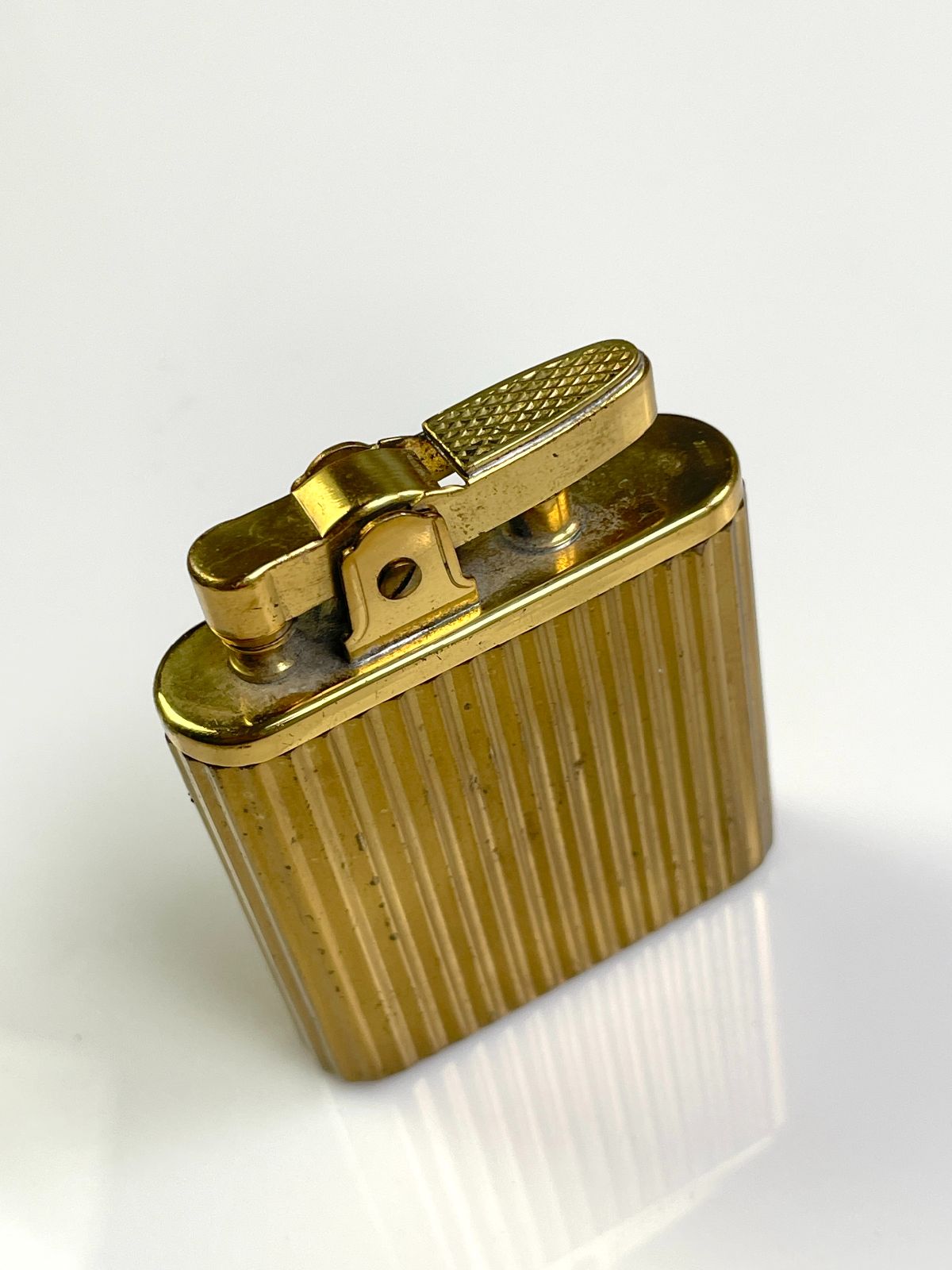SO COOL! 1960S RIBBED BRASS REFILLABLE LIGHTER MUSICAL LIGHTER WINDUP MUSIC MECHANISM in GOLD