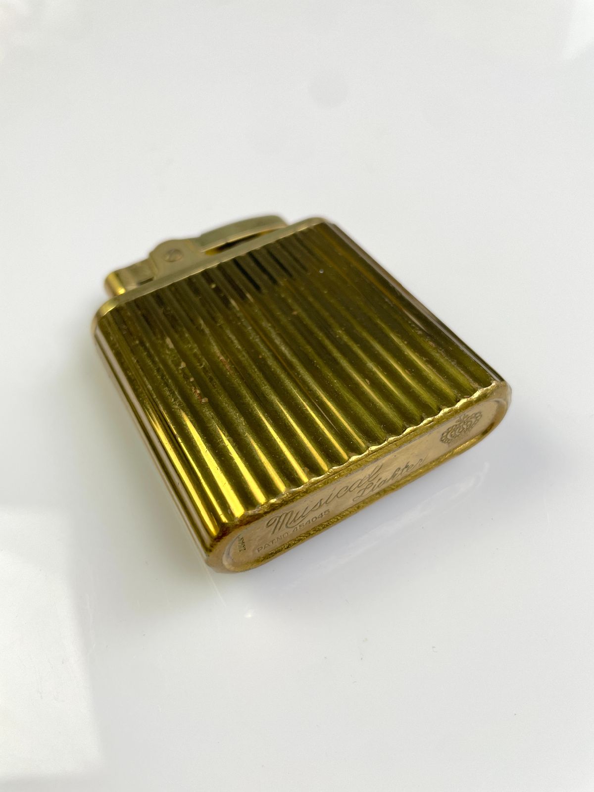 SO COOL! 1960S RIBBED BRASS REFILLABLE LIGHTER MUSICAL LIGHTER WINDUP MUSIC MECHANISM in GOLD