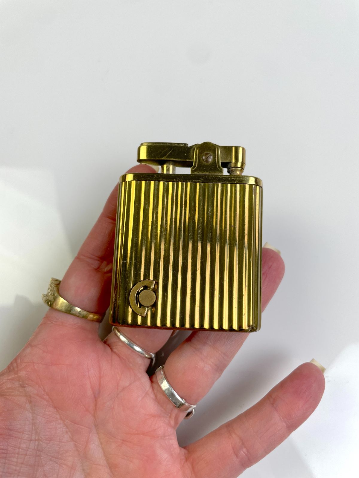 SO COOL! 1960S RIBBED BRASS REFILLABLE LIGHTER MUSICAL LIGHTER WINDUP MUSIC MECHANISM in GOLD