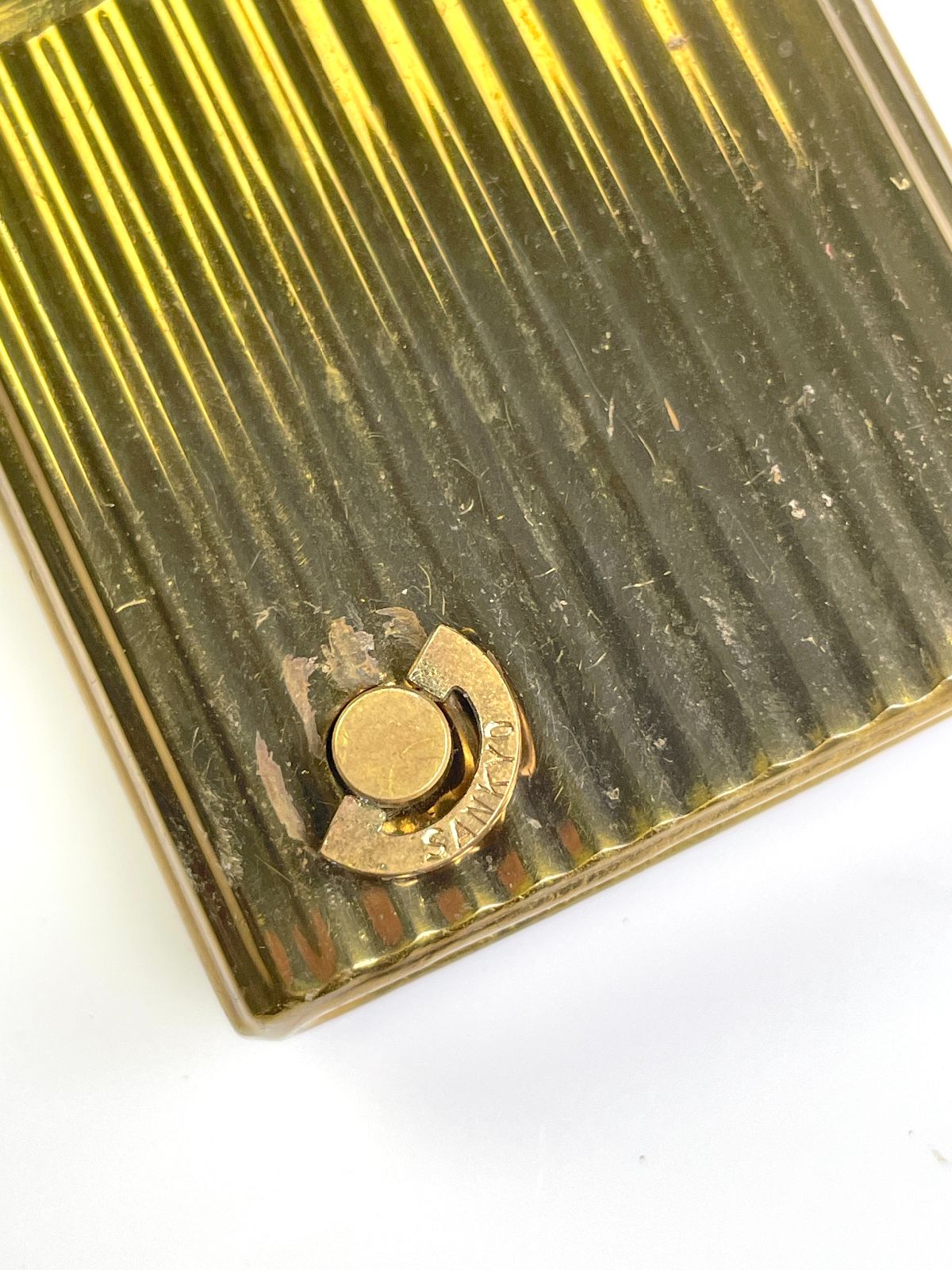 SO COOL! 1960S RIBBED BRASS REFILLABLE LIGHTER MUSICAL LIGHTER WINDUP MUSIC MECHANISM in GOLD