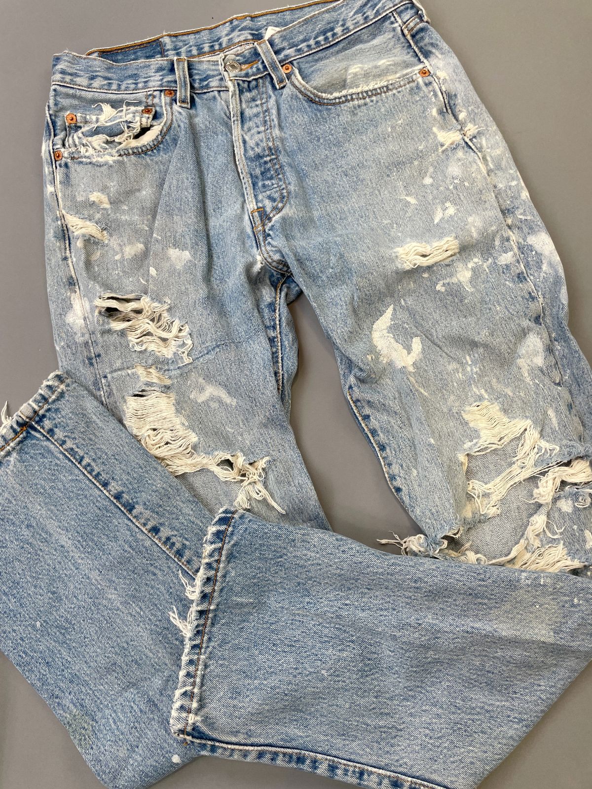 LEVIS *AS-IS* PERFECTLY PAINT SPLATTERED & THRASHED LEVIS 501 DENIM JEANS in BLUE