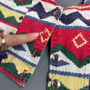 AMY BYER *AS-IS* ADORB! 1990S AZTEC PRINT FRONT BUTTON CROPPED TOP in WHITE, RED