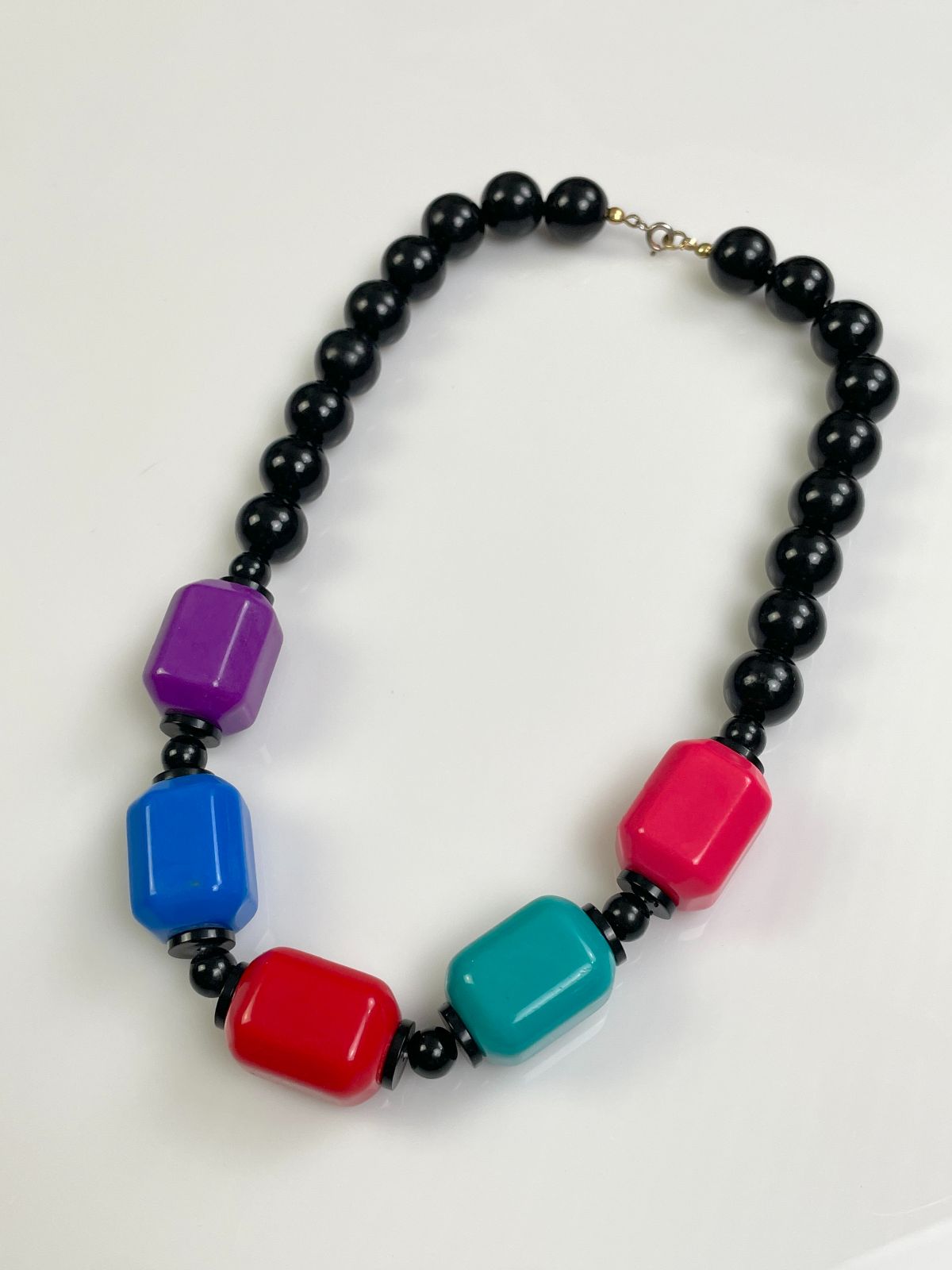 LOVE! 1980S STYLE CHUNKY ACRYLIC BEADED NECKLACE in BLACK, MULTI