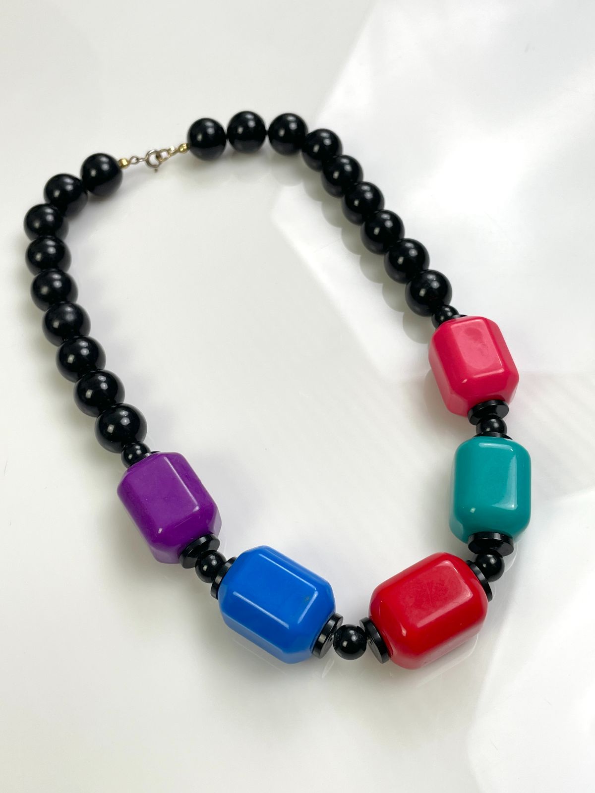 LOVE! 1980S STYLE CHUNKY ACRYLIC BEADED NECKLACE in BLACK, MULTI