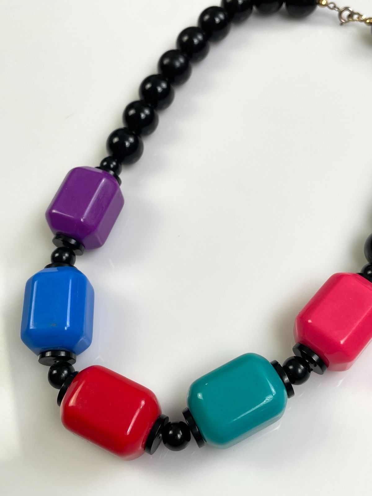 LOVE! 1980S STYLE CHUNKY ACRYLIC BEADED NECKLACE in BLACK, MULTI